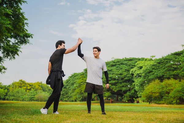 Dos Hombres Dando Cinco Parque Después Romper Nuevo Récord Tiempo —  Fotos de Stock