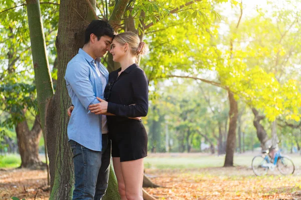 Mooi Jong Koppel Verliefd Knuffelen Onder Boom — Stockfoto