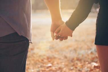 El ele tutuşan çiftler, aşık bir yaz.