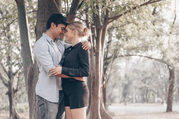 Jong Verliefd Stel Knuffelen Onder Boom — Stockfoto