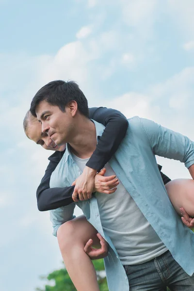 Jong Verliefd Stel Vriendje Dragen Zijn Vriendin Piggyback — Stockfoto