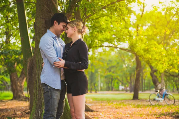 Verliefd Stel Knuffelend Onder Boom — Stockfoto