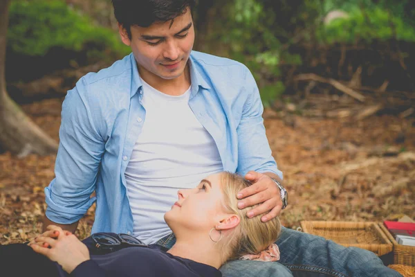 Liefdevol Koppel Onder Boom Het Park — Stockfoto