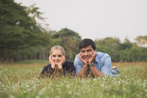 Unga Lyckliga Par Som Lägger Sig Ner Gräset — Stockfoto