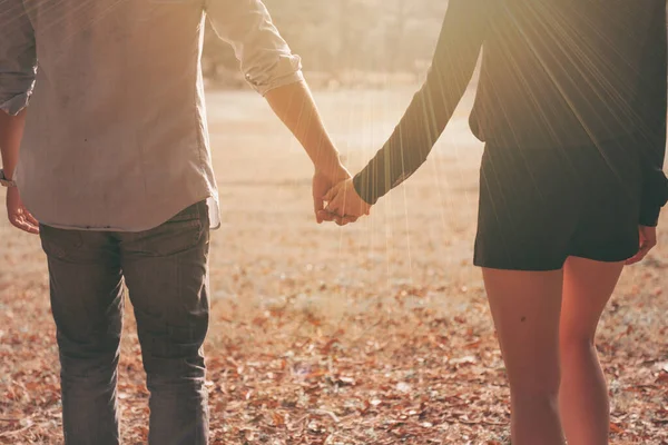 Lyckligt Par Som Håller Hand Och Tittar Solnedgången — Stockfoto