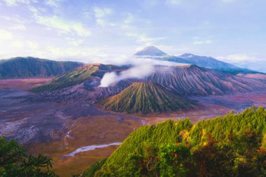 Bromo Dağı aktif bir volkandır ve Doğu Java, Endonezya 'nın en çok ziyaret edilen turistik merkezlerinden biridir..