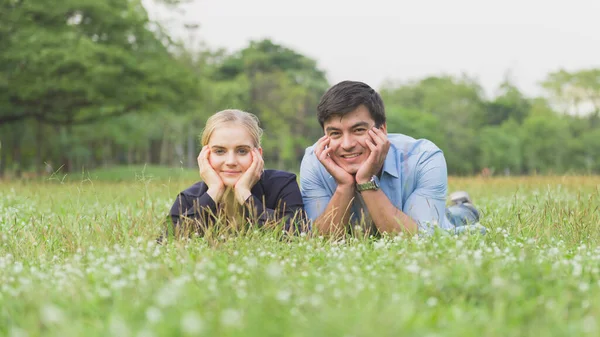 Leende Par Kärlek Koppla Grönt Gräs Utomhus Parken — Stockfoto