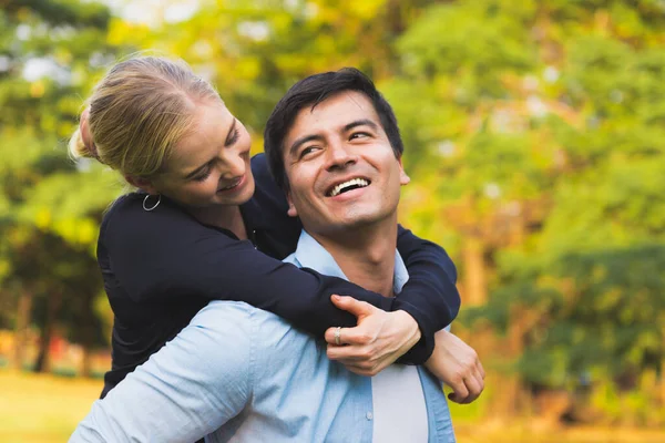 Coupe Het Park Vriendje Dragen Zijn Vriendin Piggyback — Stockfoto