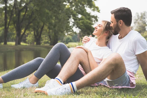 Pareja Joven Está Abrazando Sentando Cerca Bosque —  Fotos de Stock