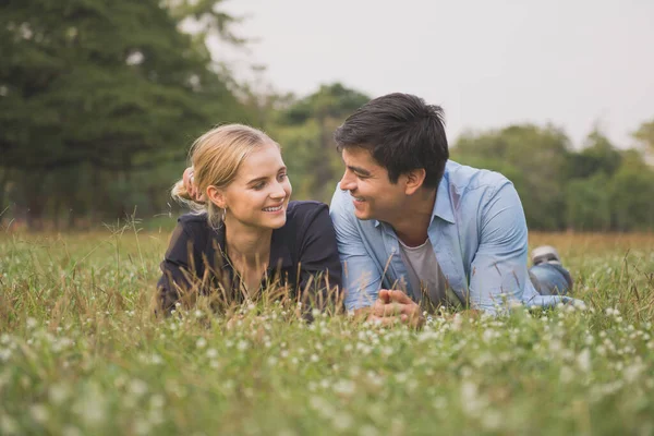 Romantiska Par Unga Människor Som Ligger Gräs Parken — Stockfoto