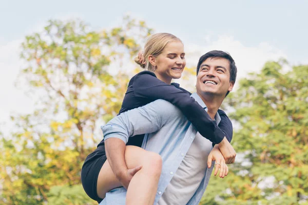 Kupé Parkban Barátja Cipeli Barátnőjét Hátán — Stock Fotó