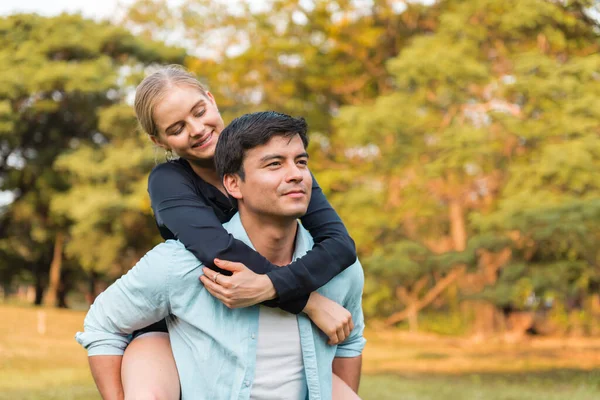 Coupe Het Park Vriendje Dragen Zijn Vriendin Piggyback — Stockfoto