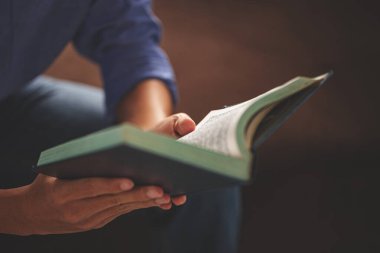 Günlük yaşamda el ele tutuşmak ve okumak, bilgi, öğrenme, eğitim, öğrenim ve ilham kavramı.