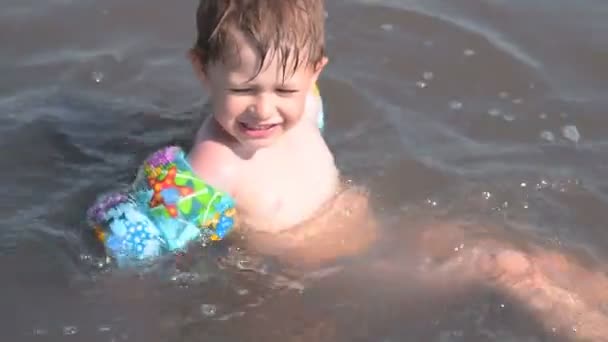 Ragazzo felice che fa il bagno in lago salato — Video Stock