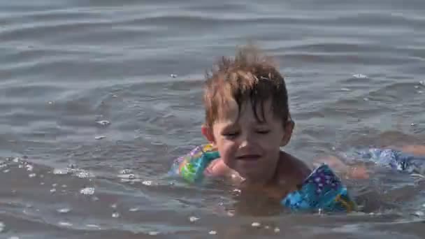 Engraçado criança ativa banho em lago salgado — Vídeo de Stock