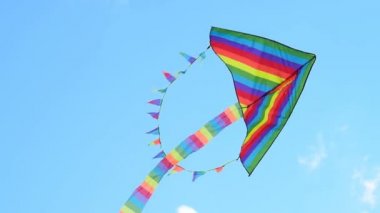 Gökkuşağı uçurtma karşı mavi gökyüzü uçan