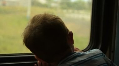 Tren hareket pencereden dışarı bakarak çocuğun