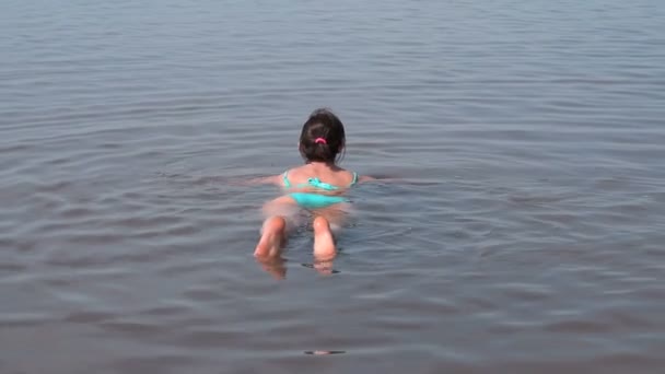 Femme se baignant dans un lac salé — Video