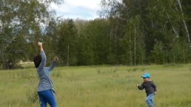 Anne ile küçük oğlu açık uçurtma uçan