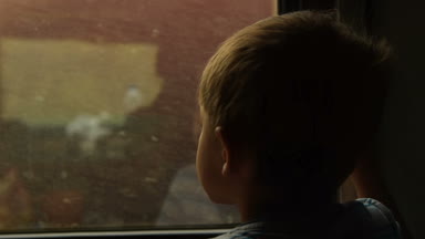 Tren pencereden dışarı bakarak çocuk