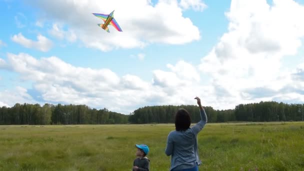 Madre Hijo Pequeño Volando Cometa Activo Ocio Familiar Aire Libre — Vídeos de Stock