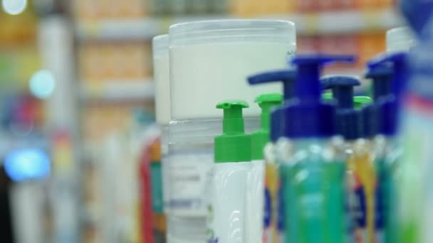 Mujer comprando bañera de crema en la tienda — Vídeos de Stock