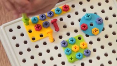 Vida seti ile oynayan çocuk