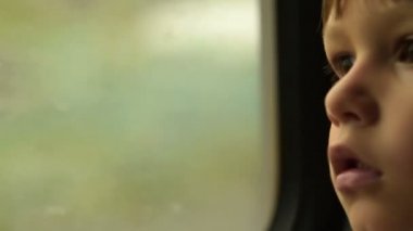 Tren ile seyahat ve içine bakmak çocuk pencereden
