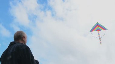 Komuta sizde uçurtma, Görünüm karşı bulutlu gökyüzü uçan