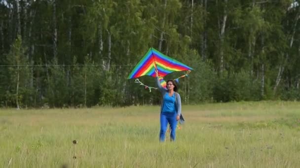 Femme avec cerf-volant arc-en-ciel à l'extérieur — Video