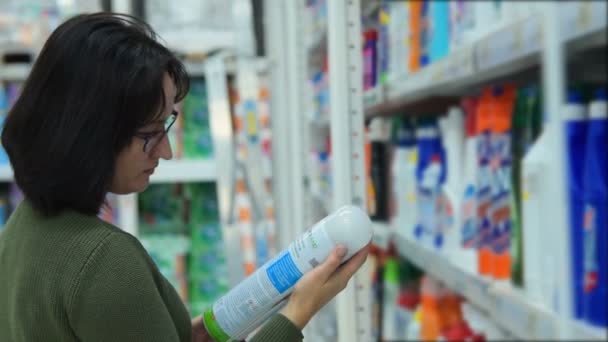 Mujer comprando productos de cuidado en casa — Vídeos de Stock