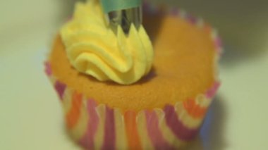 krema ile dekore edilmiş cupcake