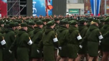 Yürüyen kadın askeri birlik