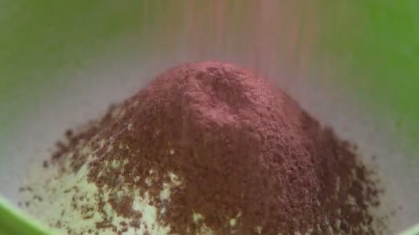 Mjöl och kakao pulver. Att göra choklad bakelse — Stockvideo