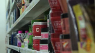 Kadın yüz kozmetik deposunda seçme