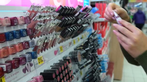 Mujer comprando cosméticos en la tienda — Vídeo de stock