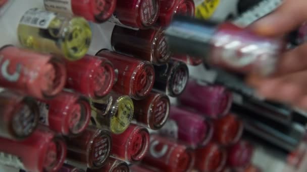 Mujer eligiendo el color del esmalte de uñas — Vídeos de Stock