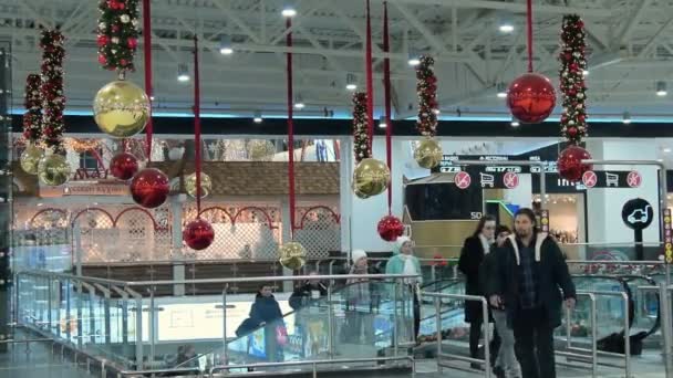 Gente en el centro comercial decorada para Navidad — Vídeos de Stock
