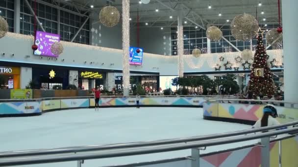 Autobús con niños en la pista de hielo en el centro comercial — Vídeo de stock
