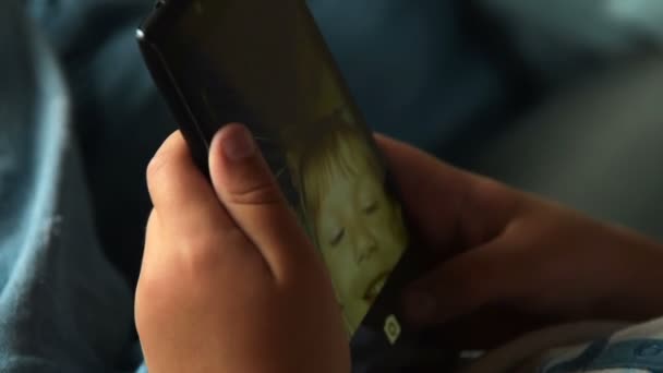 Enfant prenant selfie mobile 