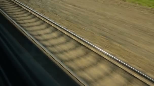 Mirando las vías férreas desde el tren en movimiento rápido — Vídeos de Stock