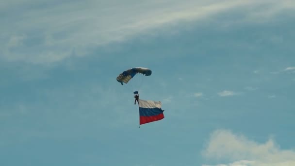 Skydiver met Russische vlag in de lucht — Stockvideo