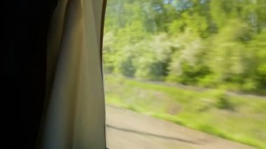 Hareket halindeki trenin penceresinden görüntüle