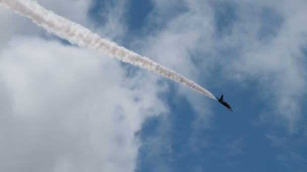 Raketenflugzeug am Himmel — Stockvideo