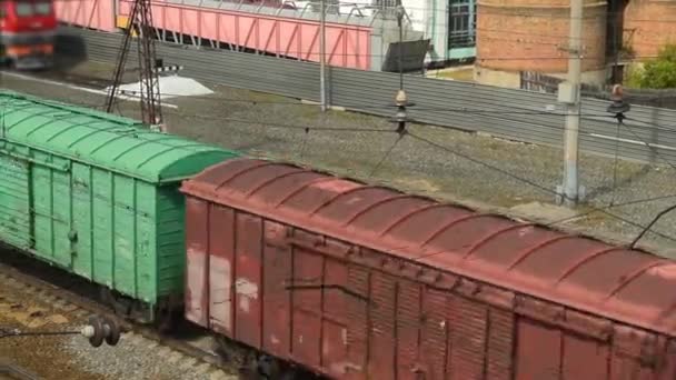 Eisenbahnschifffahrt. fahrender Güterzug — Stockvideo