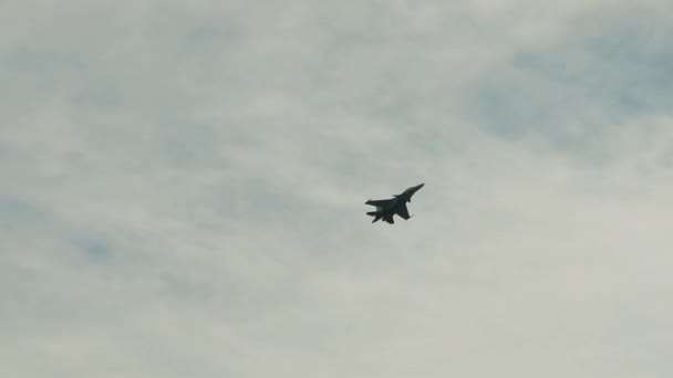 Supersonische straaljager in bewolkt lucht — Stockvideo