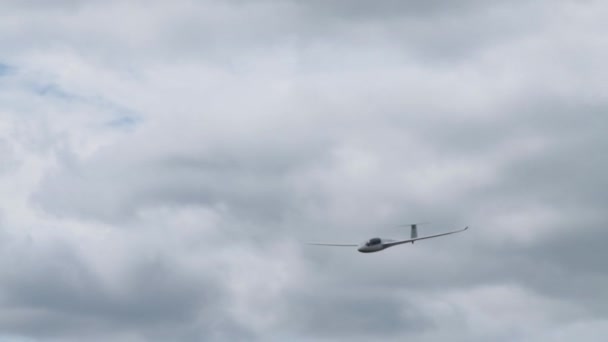 Segelflygplan i molnigt himmel — Stockvideo