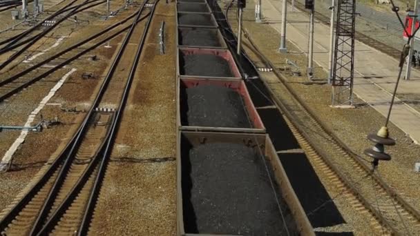 Comboio carregado com carvão — Vídeo de Stock