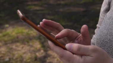 cep telefonu kullanan kız