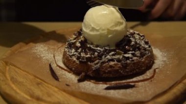 Elmalı pasta dondurma ile